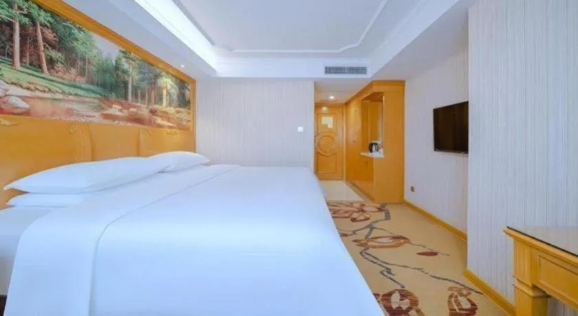 Bed in Vienna Hotel Shenzhen Guanlan Shanshuitianyuan Xintian