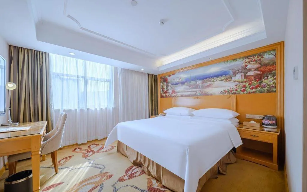Bed in Vienna Hotel Shenzhen Guanlan Shanshuitianyuan Xintian