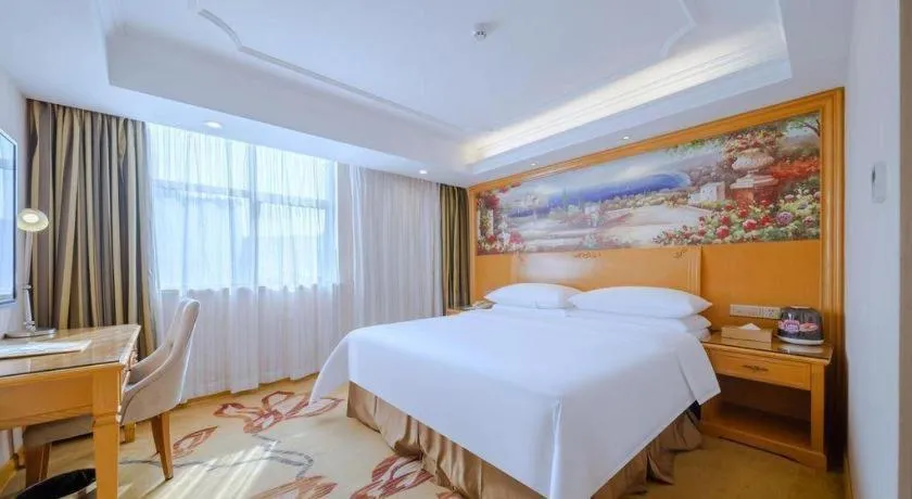 Bed in Vienna Hotel Shenzhen Guanlan Shanshuitianyuan Xintian