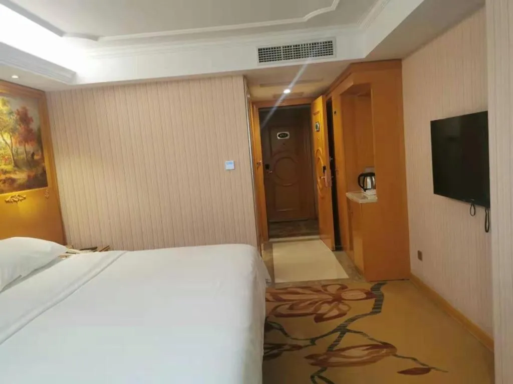 Bed in Vienna Hotel Shenzhen Guanlan Shanshuitianyuan Xintian