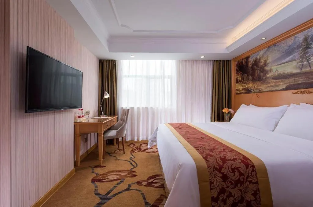 Bed in Vienna Hotel Shenzhen Guanlan Shanshuitianyuan Xintian