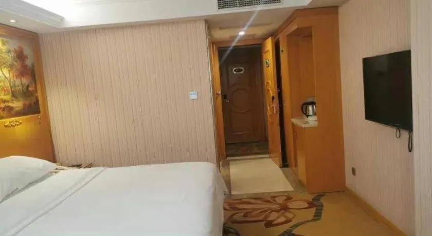 Bed in Vienna Hotel Shenzhen Guanlan Shanshuitianyuan Xintian