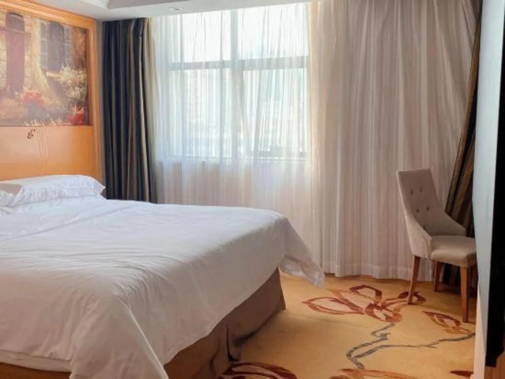 Bed in Vienna Hotel Shenzhen Guanlan Shanshuitianyuan Xintian