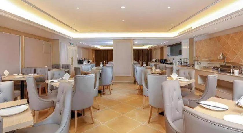 Vienna Hotel Chengdu Xinjin Old Pier Liujianian Metro Station