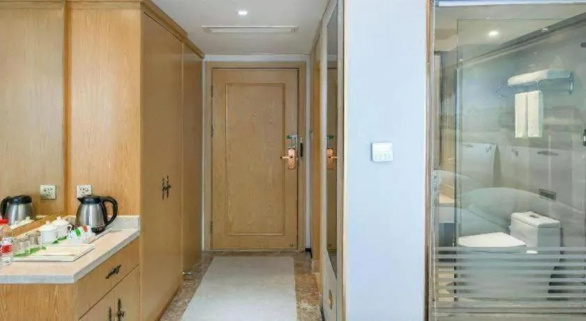 Vienna Hotel Chongqing Yangjiaping Pedestrian Street Light Railway Station