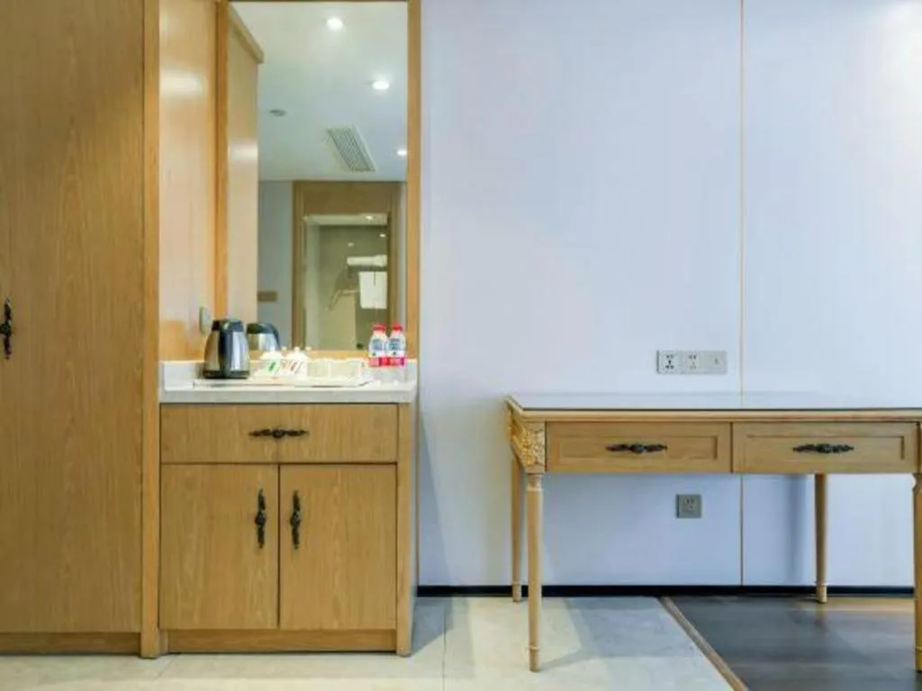 Vienna Hotel Chongqing Yangjiaping Pedestrian Street Light Railway Station