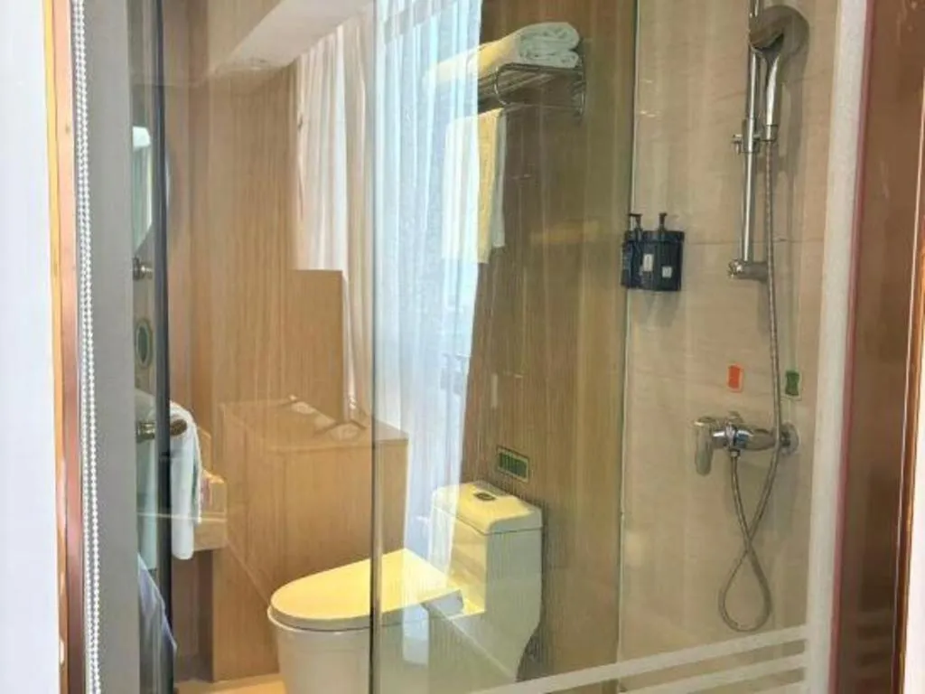 Vienna Hotel Chongqing Yangjiaping Pedestrian Street Light Railway Station