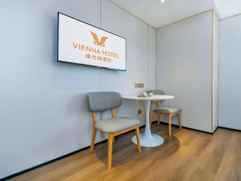 Vienna Hotel Chongqing Yangjiaping Pedestrian Street Light Railway Station