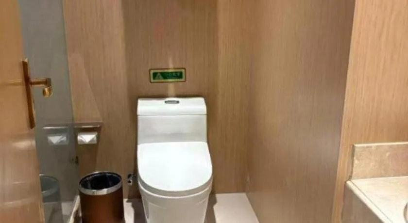 Vienna Hotel Chongqing Yangjiaping Pedestrian Street Light Railway Station