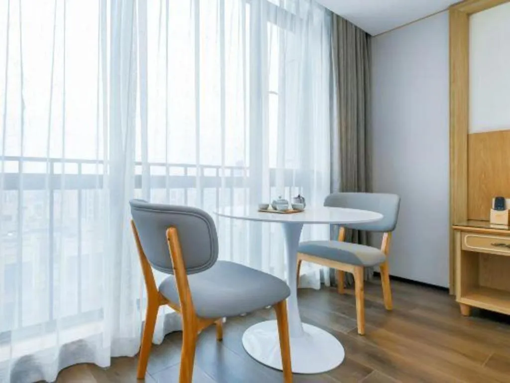 Vienna Hotel Chongqing Yangjiaping Pedestrian Street Light Railway Station