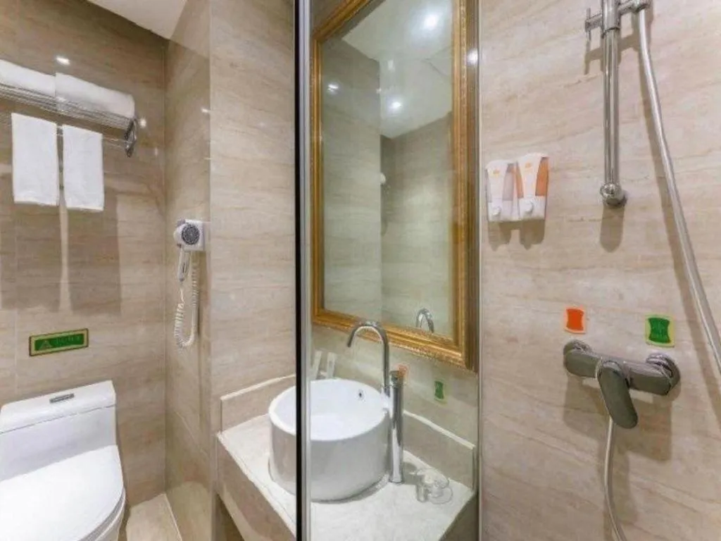 Vienna Hotel Chongqing Yangjiaping Pedestrian Street Light Railway Station