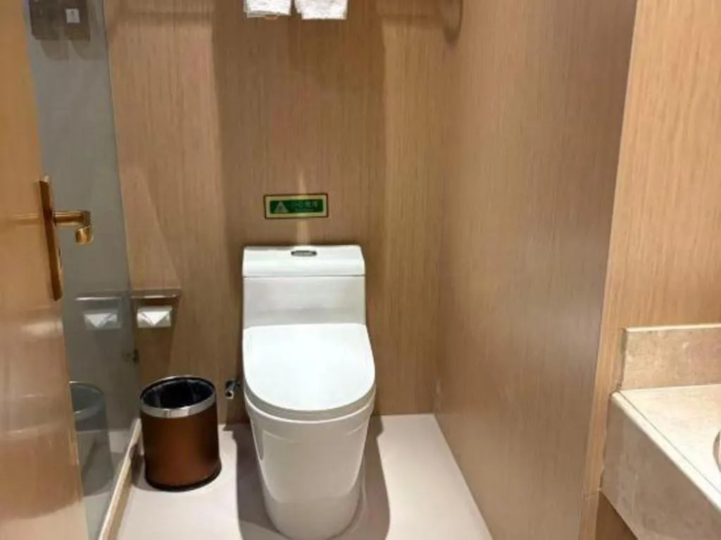 Vienna Hotel Chongqing Yangjiaping Pedestrian Street Light Railway Station