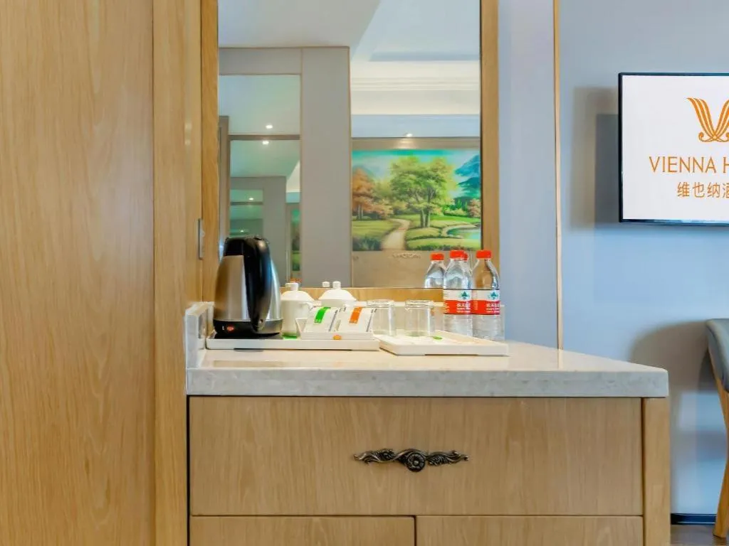 Vienna Hotel Chongqing Yangjiaping Pedestrian Street Light Railway Station