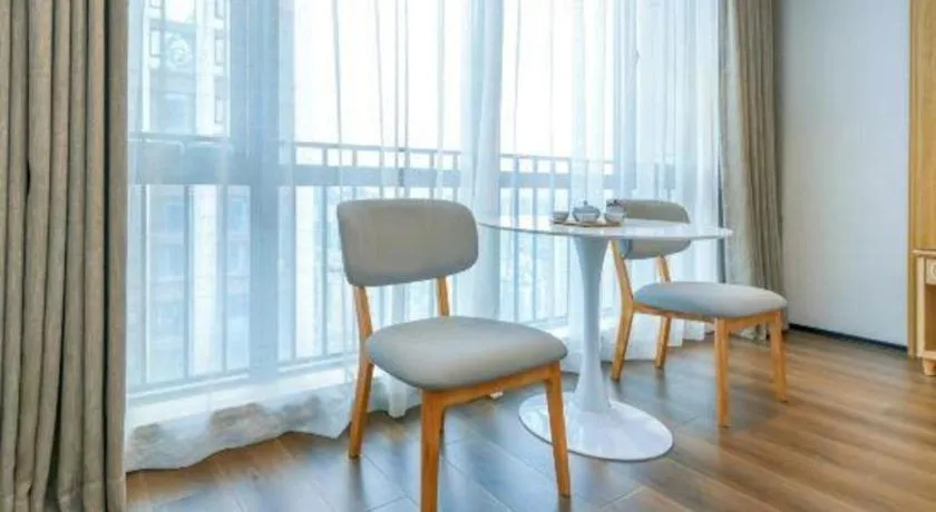 Vienna Hotel Chongqing Yangjiaping Pedestrian Street Light Railway Station