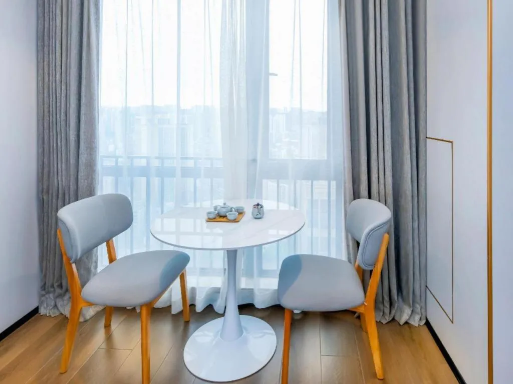 Vienna Hotel Chongqing Yangjiaping Pedestrian Street Light Railway Station