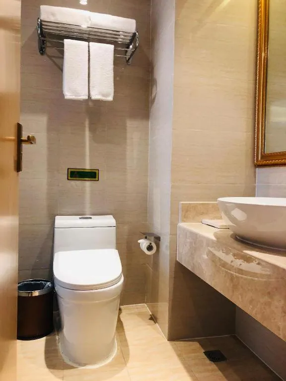 Vienna Hotel Chongqing Yangjiaping Pedestrian Street Light Railway Station