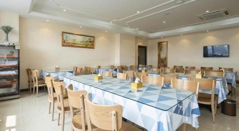 Vienna Hotel Chongqing Yangjiaping Pedestrian Street Light Railway Station