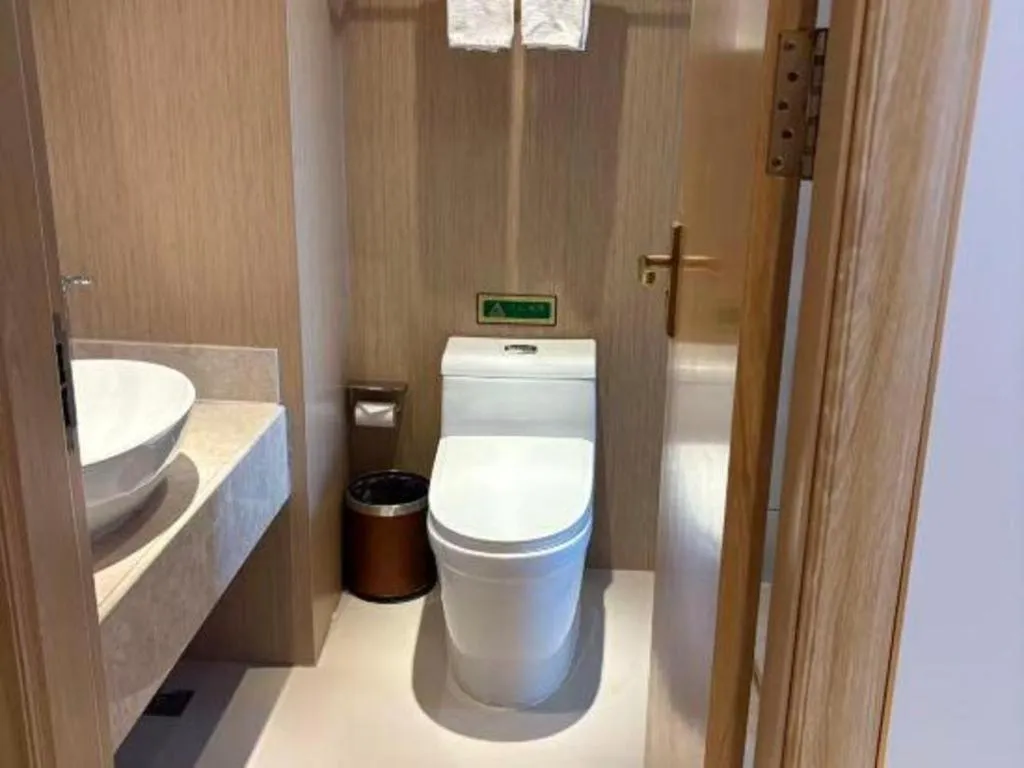 Vienna Hotel Chongqing Yangjiaping Pedestrian Street Light Railway Station