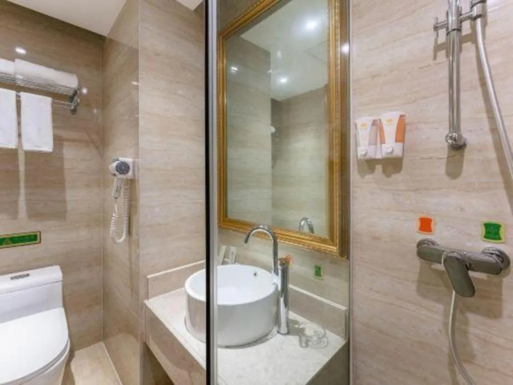 Vienna Hotel Chongqing Yangjiaping Pedestrian Street Light Railway Station