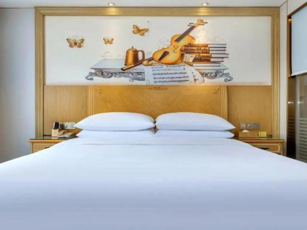 Bed in Vienna Hotel Chongqing Yangjiaping Pedestrian Street Light Railway Station