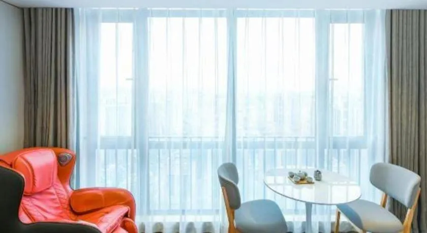 Vienna Hotel Chongqing Yangjiaping Pedestrian Street Light Railway Station