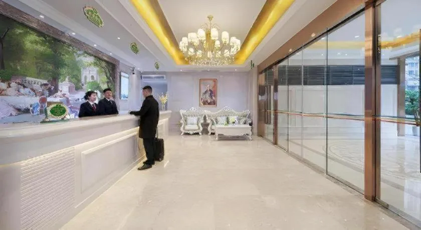 Vienna Hotel Chongqing Yangjiaping Pedestrian Street Light Railway Station