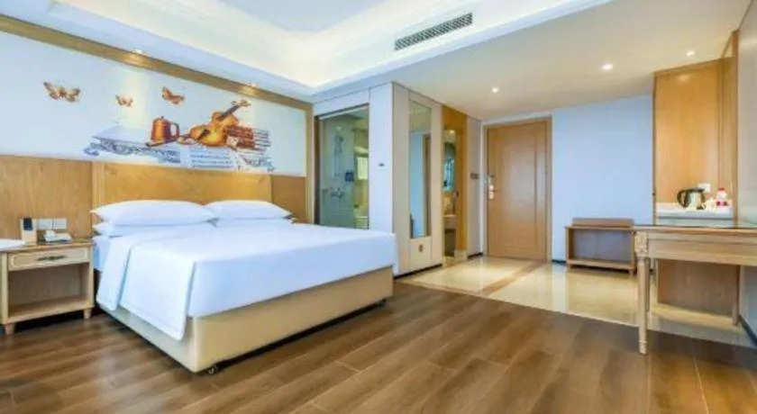 Bed in Vienna Hotel Chongqing Yangjiaping Pedestrian Street Light Railway Station