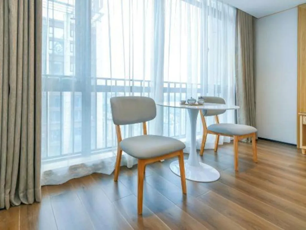 Vienna Hotel Chongqing Yangjiaping Pedestrian Street Light Railway Station