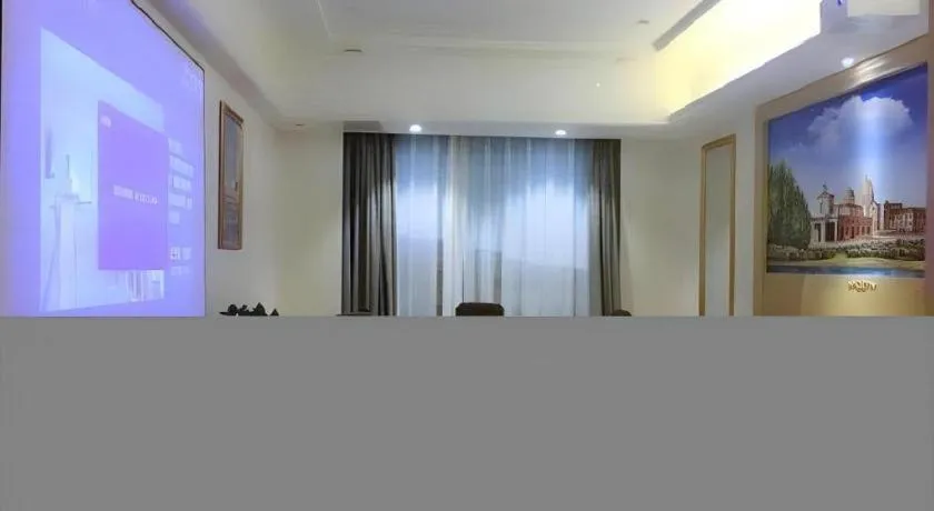 Vienna Hotel Chongqing Yangjiaping Pedestrian Street Light Railway Station