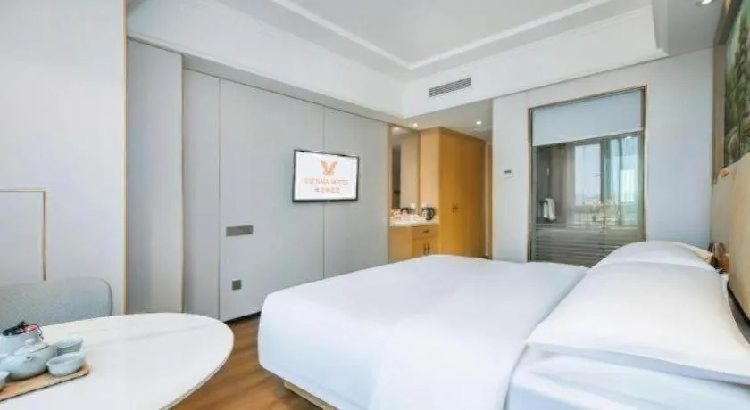 Bed in Vienna Hotel Chongqing Yangjiaping Pedestrian Street Light Railway Station