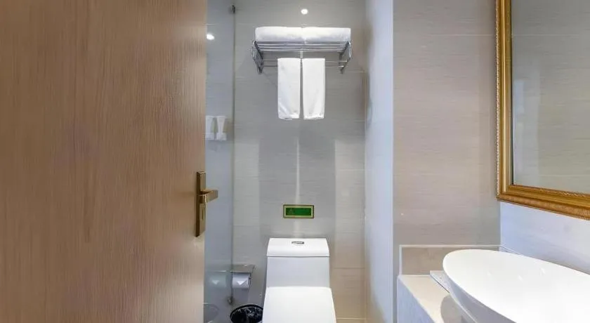 Vienna Hotel Chongqing Yangjiaping Pedestrian Street Light Railway Station