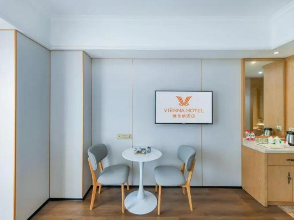 Vienna Hotel Chongqing Yangjiaping Pedestrian Street Light Railway Station