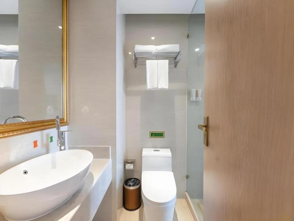 Vienna Hotel Chongqing Yangjiaping Pedestrian Street Light Railway Station