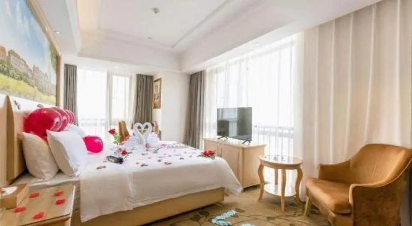 Bed in Vienna Hotel Chongqing Yangjiaping Pedestrian Street Light Railway Station