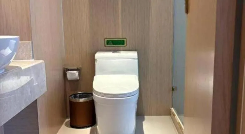 Vienna Hotel Chongqing Yangjiaping Pedestrian Street Light Railway Station