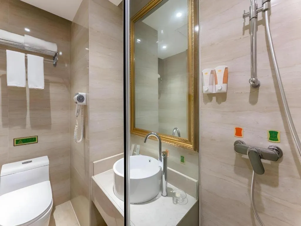 Vienna Hotel Chongqing Yangjiaping Pedestrian Street Light Railway Station