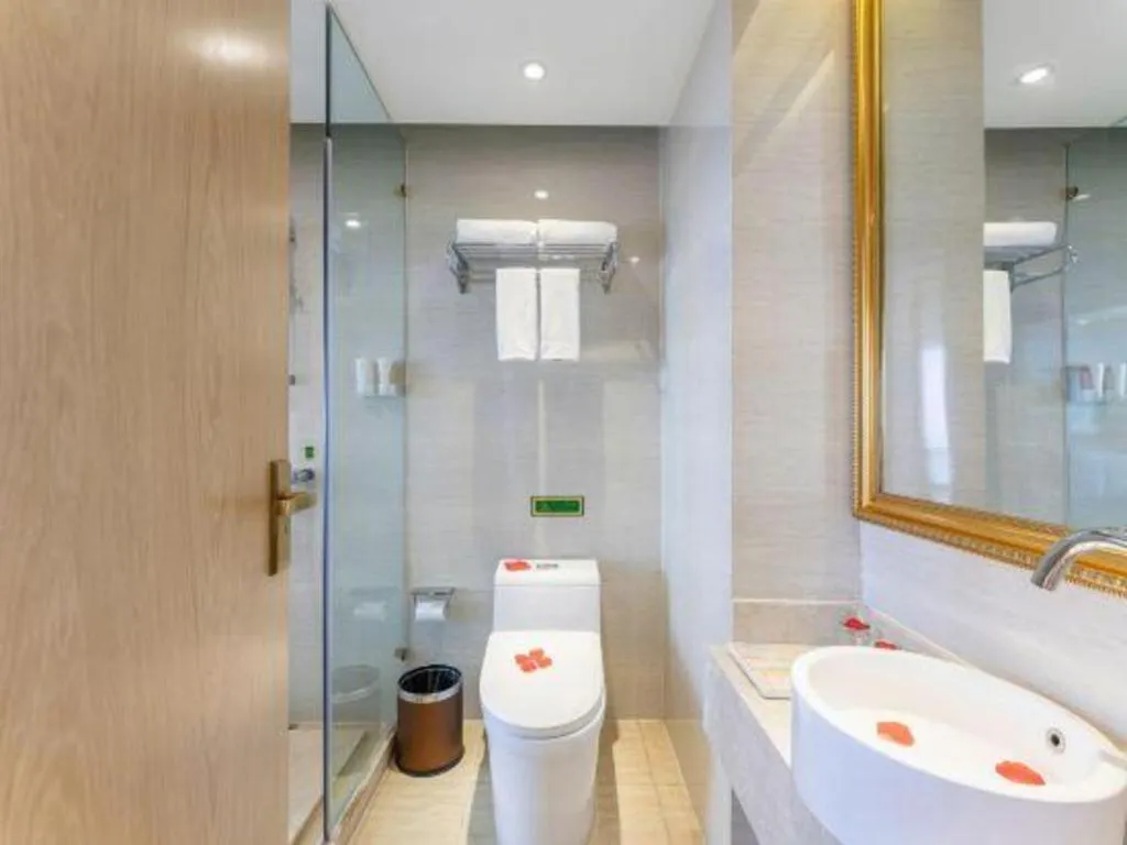 Vienna Hotel Chongqing Yangjiaping Pedestrian Street Light Railway Station