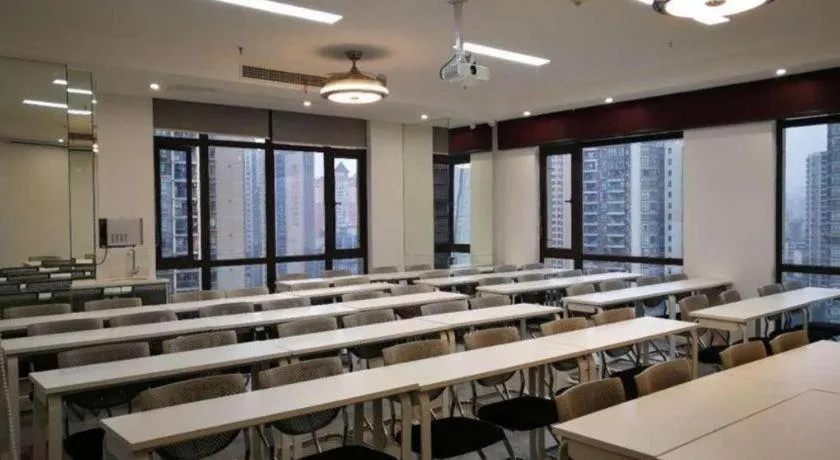 Vienna Hotel Chongqing Yangjiaping Pedestrian Street Light Railway Station