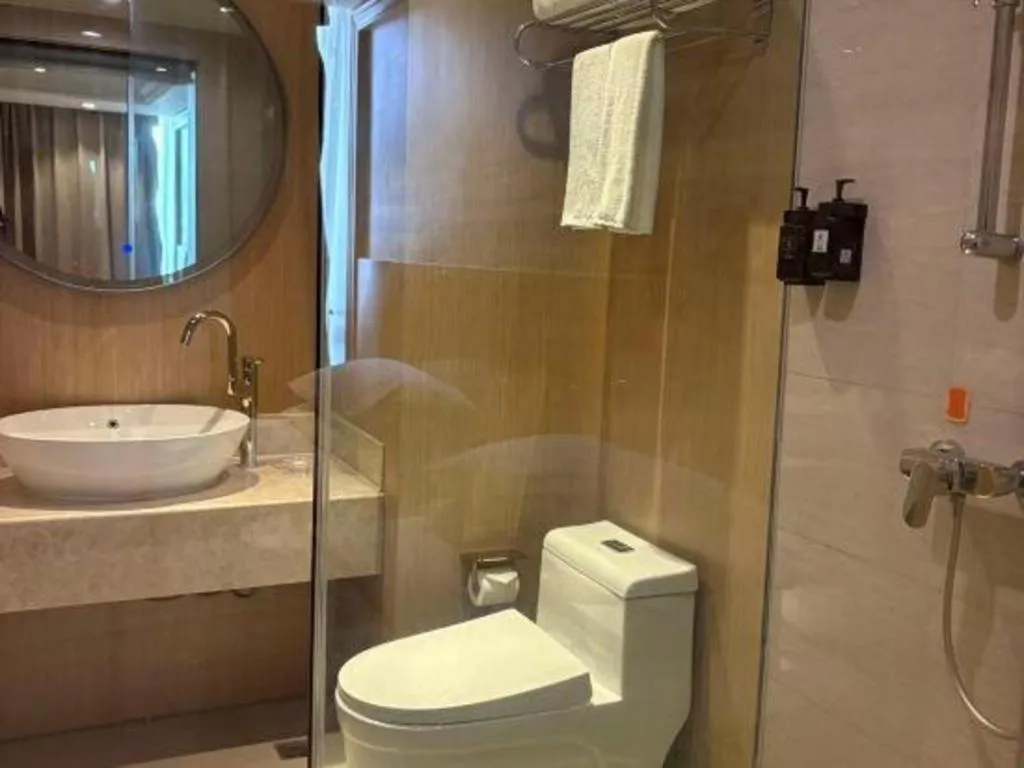 Vienna Hotel Chongqing Yangjiaping Pedestrian Street Light Railway Station