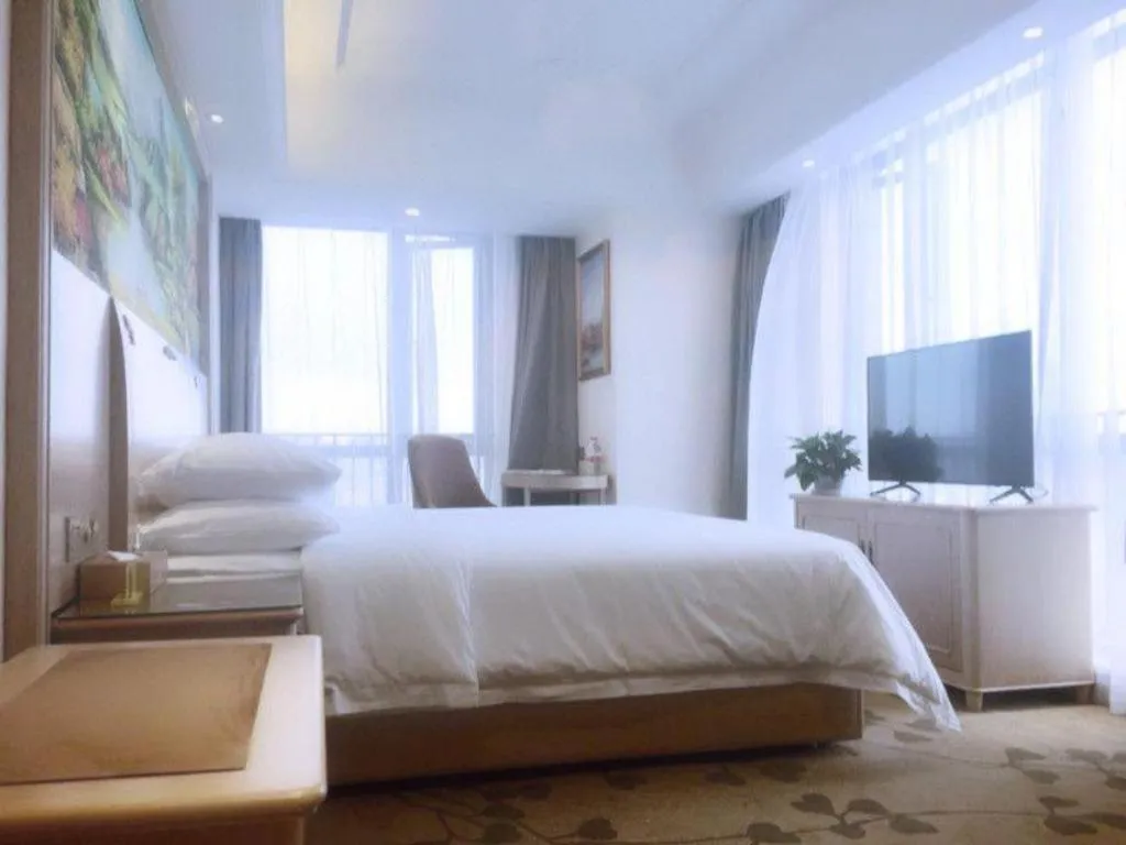 Bed in Vienna Hotel Chongqing Yangjiaping Pedestrian Street Light Railway Station