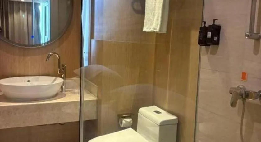 Vienna Hotel Chongqing Yangjiaping Pedestrian Street Light Railway Station