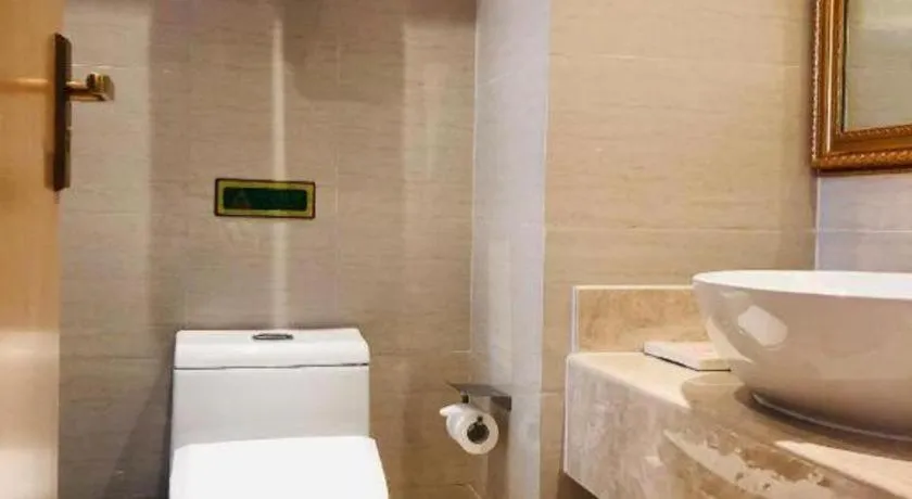 Vienna Hotel Chongqing Yangjiaping Pedestrian Street Light Railway Station