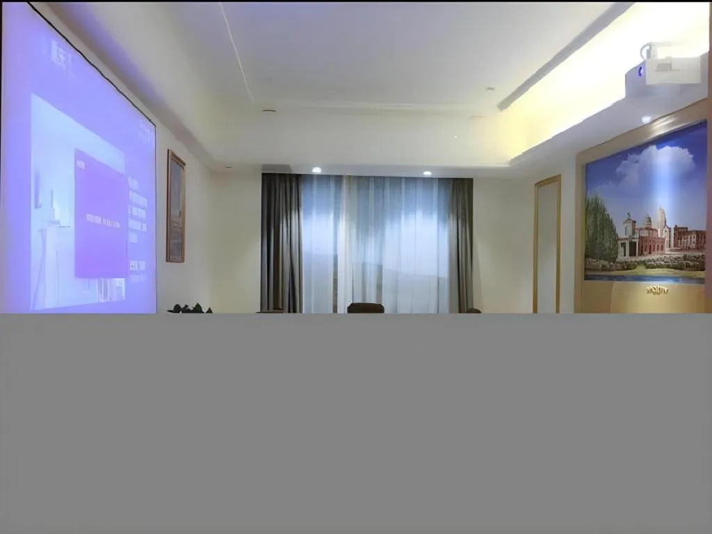 Vienna Hotel Chongqing Yangjiaping Pedestrian Street Light Railway Station