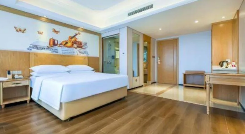 Bed in Vienna Hotel Chongqing Yangjiaping Pedestrian Street Light Railway Station