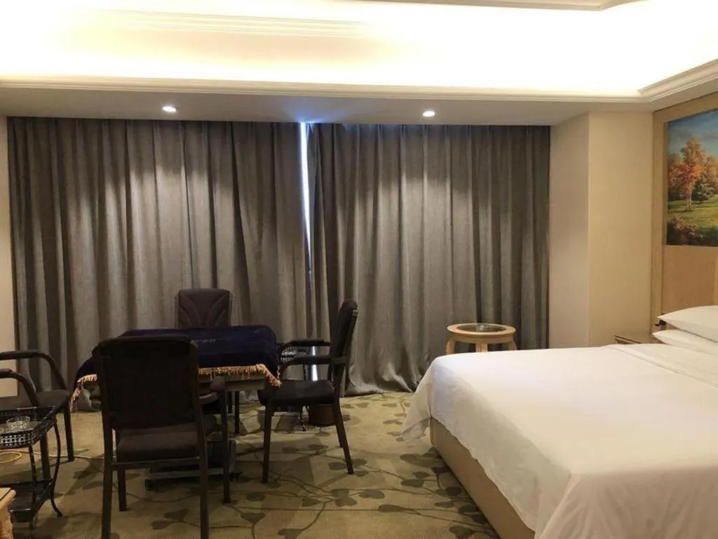 Bed in Vienna Hotel Chongqing Yangjiaping Pedestrian Street Light Railway Station