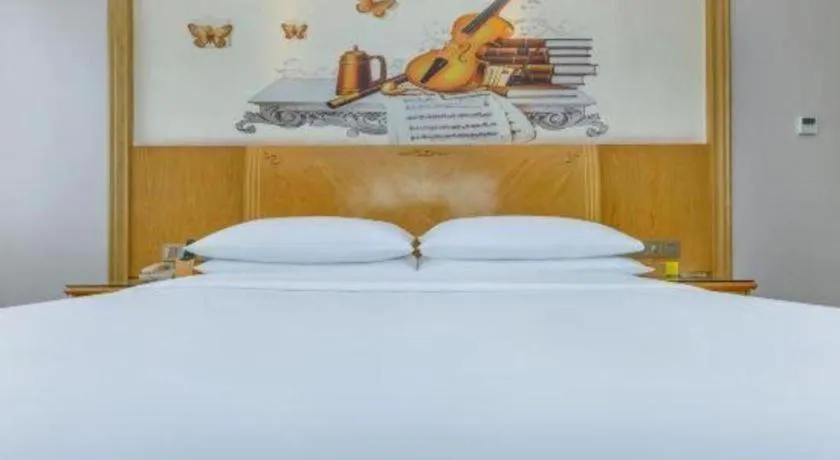 Bed in Vienna Hotel Chongqing Yangjiaping Pedestrian Street Light Railway Station