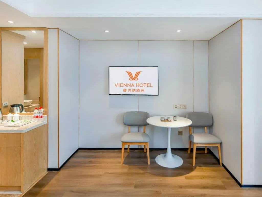 Vienna Hotel Chongqing Yangjiaping Pedestrian Street Light Railway Station