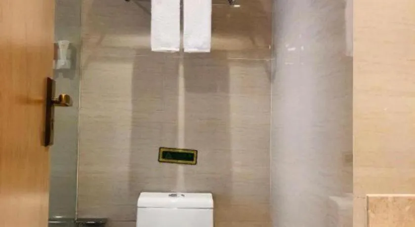 Vienna Hotel Chongqing Yangjiaping Pedestrian Street Light Railway Station