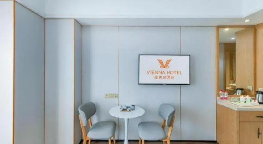 Vienna Hotel Chongqing Yangjiaping Pedestrian Street Light Railway Station