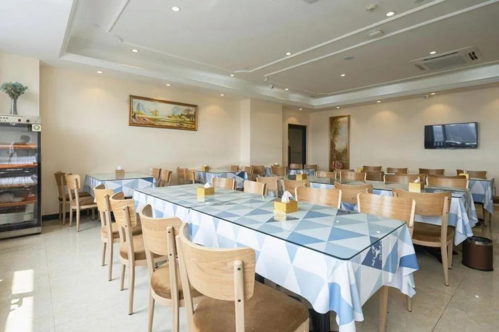 Vienna Hotel Chongqing Yangjiaping Pedestrian Street Light Railway Station